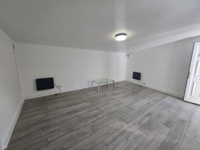 Flat for rent in Bush Hill Park, Greater London