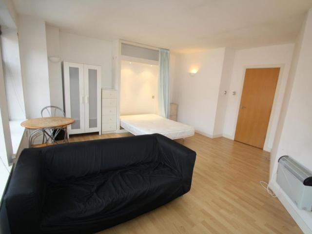 Studio for rent in Holbeck, West Yorkshire