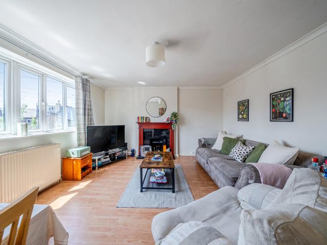 Apartment for rent in Summerstown, Greater London