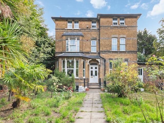 Apartment for rent in London Borough of Merton, Raynes Park