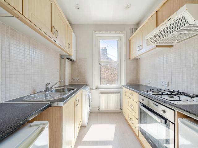 Apartment for rent in London Borough of Merton, Collier's Wood