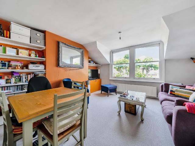 Apartment for rent in Queen's Park, Greater London