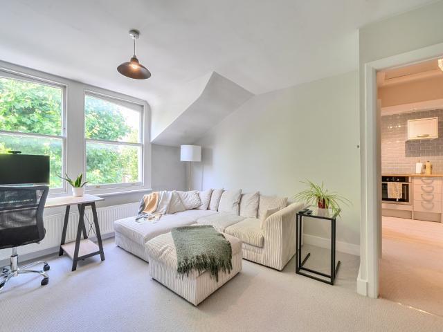 Apartment for rent in Queen's Park, Greater London