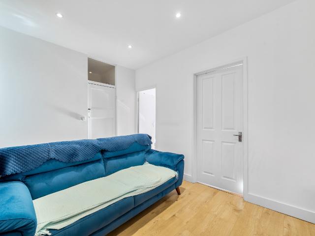 Apartment for rent in London Borough of Merton, Collier's Wood