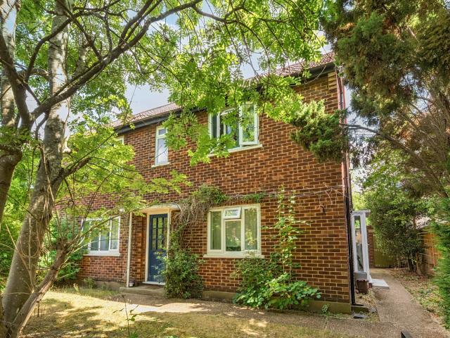 Apartment for rent in London Borough of Merton, Merton Park