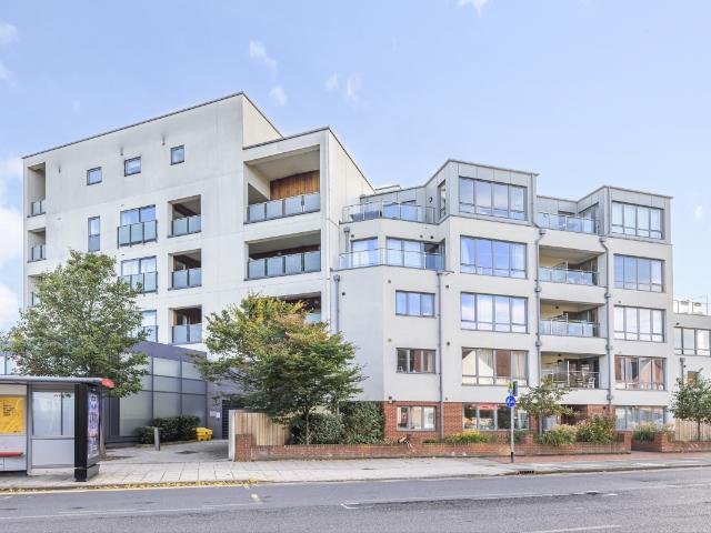Apartment for rent in London Borough of Merton, Raynes Park