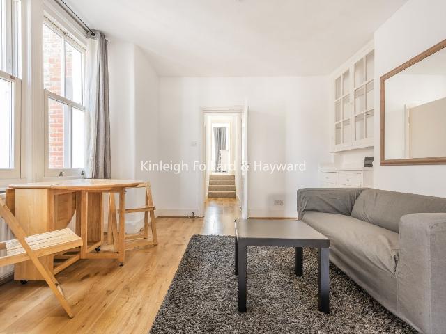 Apartment for rent in Summerstown, Greater London