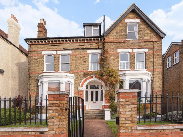 Apartment for rent in London Borough of Merton, Merton Park
