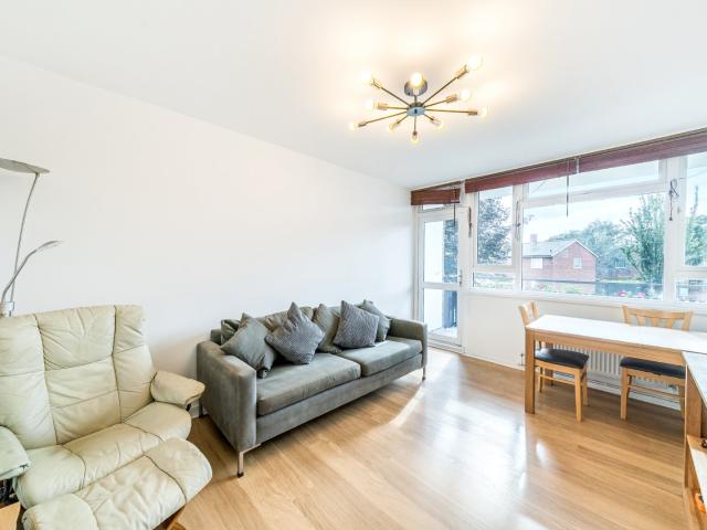 Apartment for rent in Summerstown, Greater London