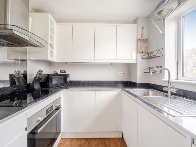 Apartment for rent in Summerstown, Greater London