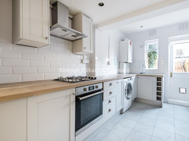 Apartment for rent in Summerstown, Greater London