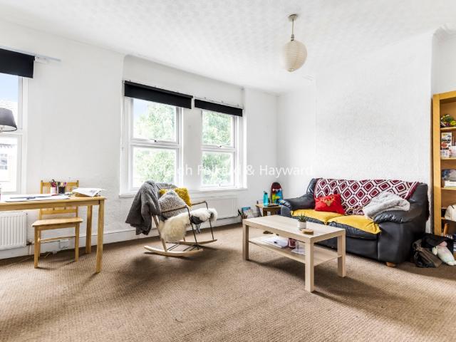 Apartment for rent in Summerstown, Greater London