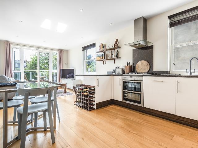Apartment for rent in London Borough of Merton, Merton Park