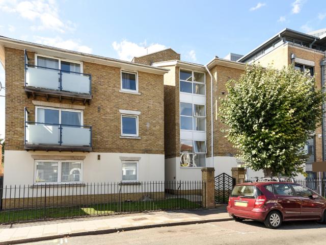 Apartment for rent in London Borough of Merton, Merton Park