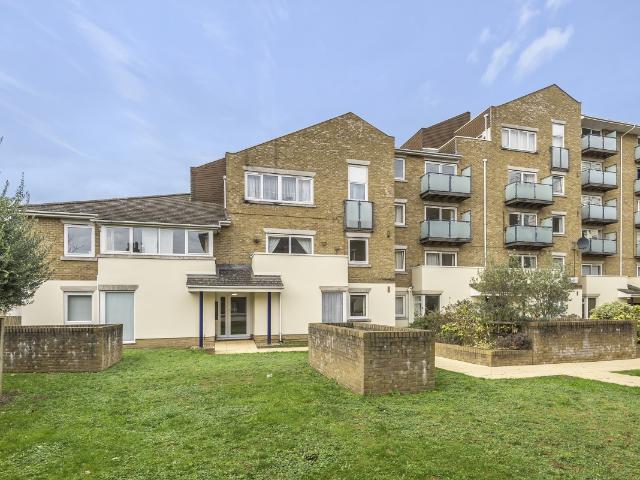 Apartment for rent in London Borough of Merton, Merton Park