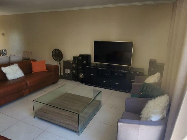 Apartment for rent in Heuwelsig, Sol Plaatje Local Municipality