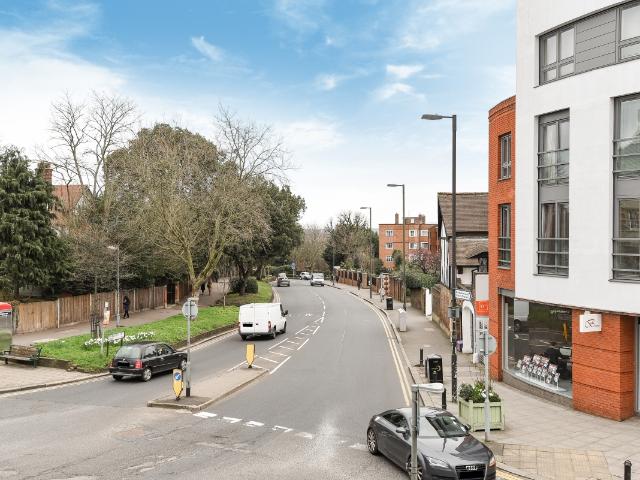 Apartment for rent in London Borough of Merton, Raynes Park