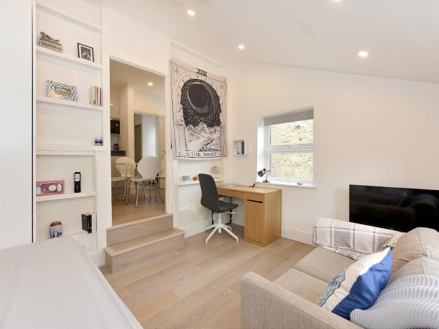 Apartment for rent in Summerstown, Greater London