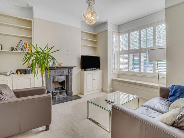 Apartment for rent in Summerstown, Greater London