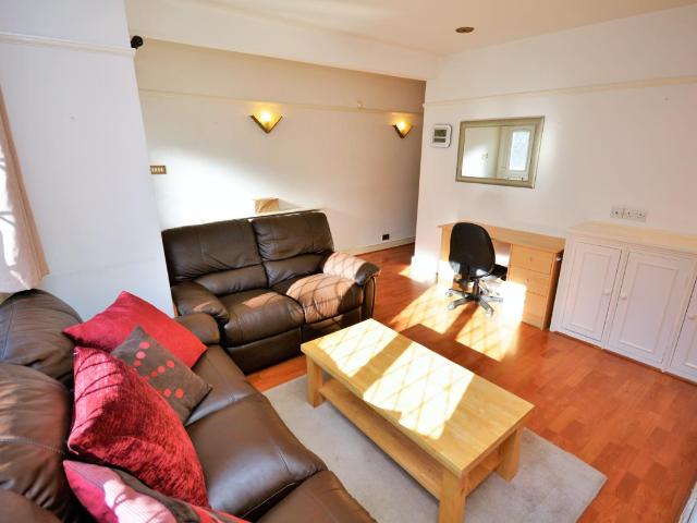 Apartment for rent in London Borough of Merton, Collier's Wood