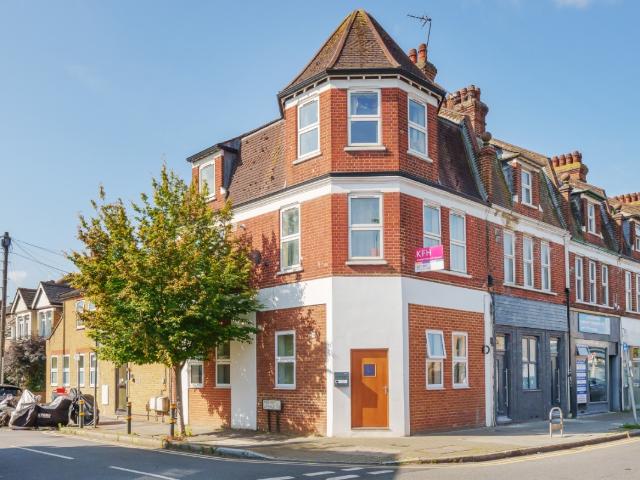 Apartment for rent in London Borough of Merton, Raynes Park