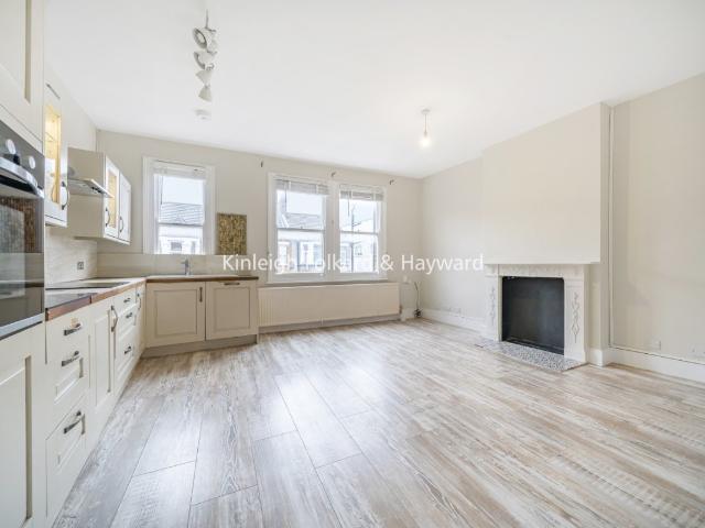Apartment for rent in London Borough of Merton, Raynes Park