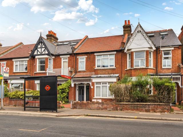 Apartment for rent in London Borough of Merton, Raynes Park
