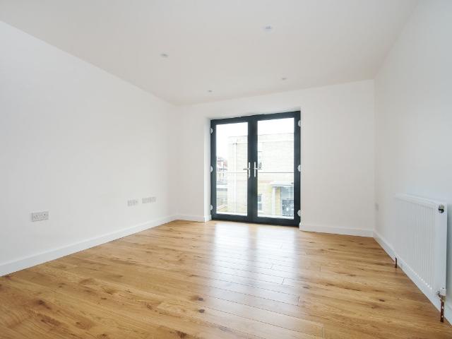 Apartment for rent in London Borough of Merton, Raynes Park