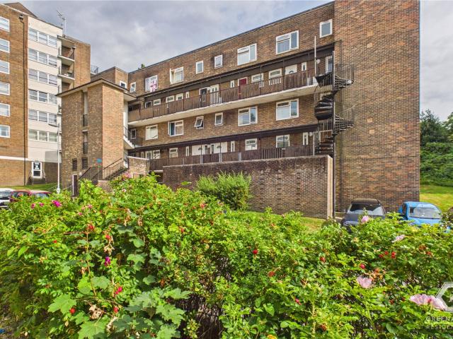 Apartment for rent in Perryfields, West Sussex