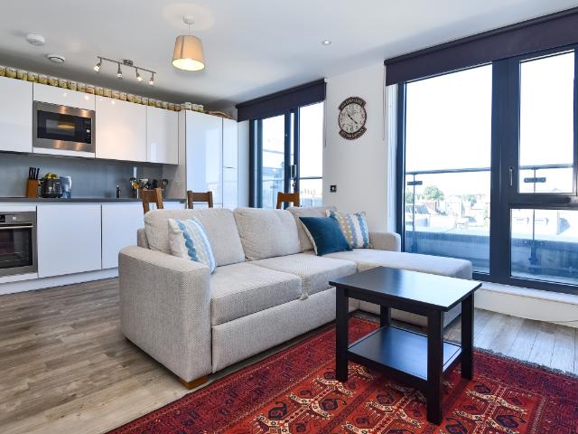 Apartment for rent in London Borough of Merton, Merton Park