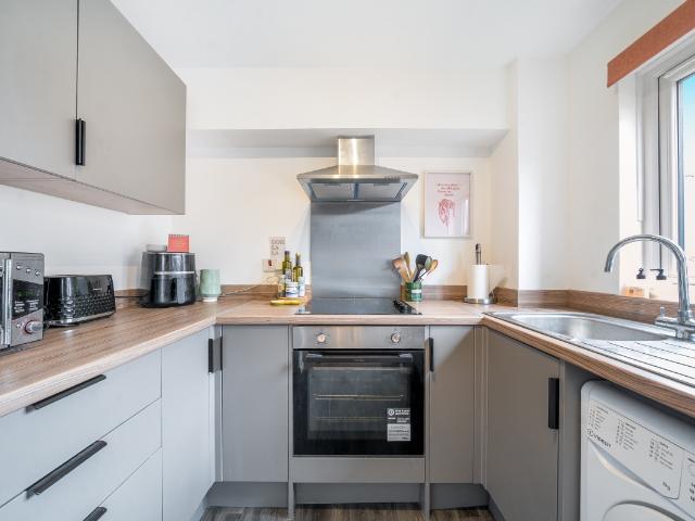 Apartment for rent in Summerstown, Greater London