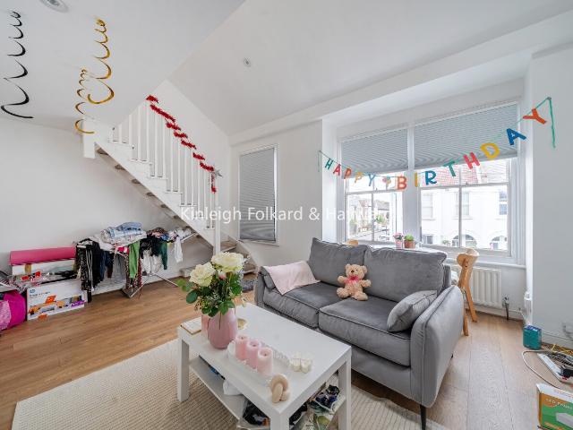 Apartment for rent in Summerstown, Greater London