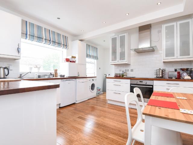 Apartment for rent in Summerstown, Greater London