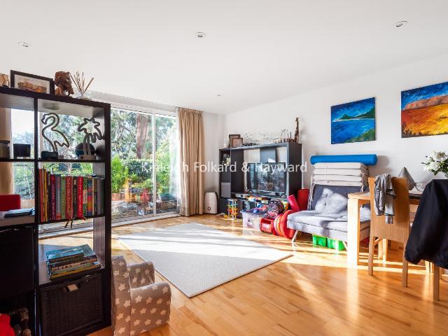 Apartment for rent in Southfields, Greater London