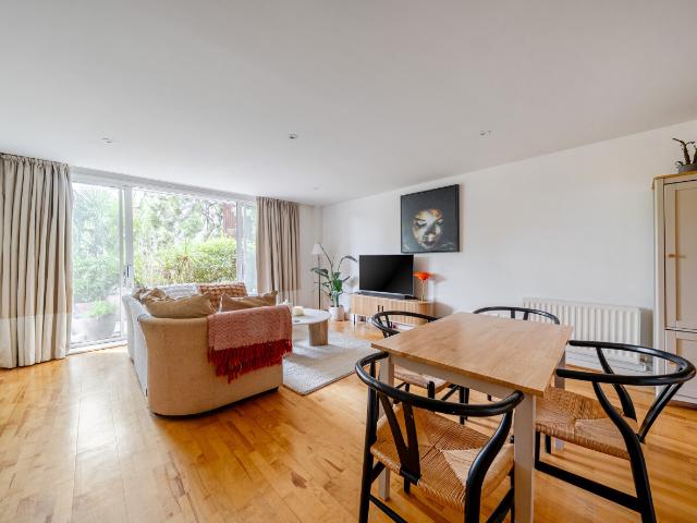 Apartment for rent in Southfields, Greater London