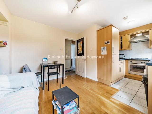 Apartment for rent in London Borough of Merton, Collier's Wood
