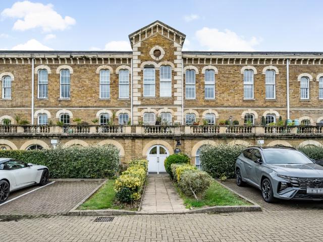 Apartment for rent in Colney Hatch, Greater London