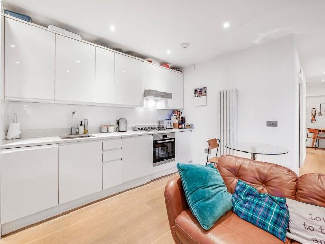 Apartment for rent in Brook Green, Greater London
