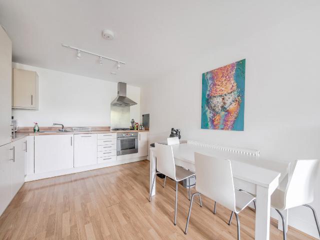 Apartment for rent in Summerstown, Greater London