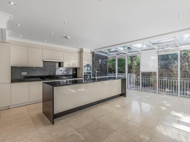 Apartment for rent in Kensington, Greater London