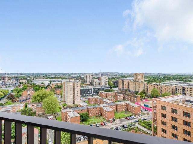 Apartment for rent in Roding Riverside, Greater London