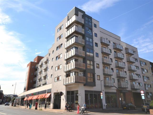 Apartment for rent in London Borough of Merton, Merton Park