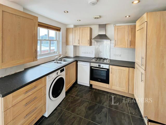 Apartment for rent in Abbey End, Green Close