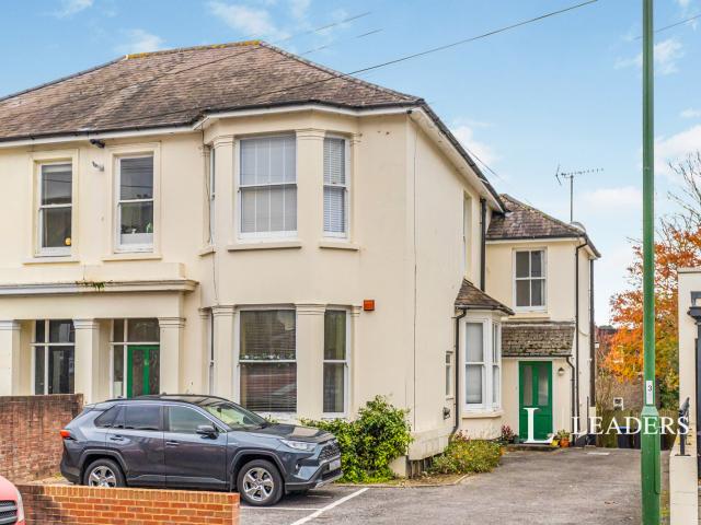 Apartment for rent in Perryfields, West Sussex