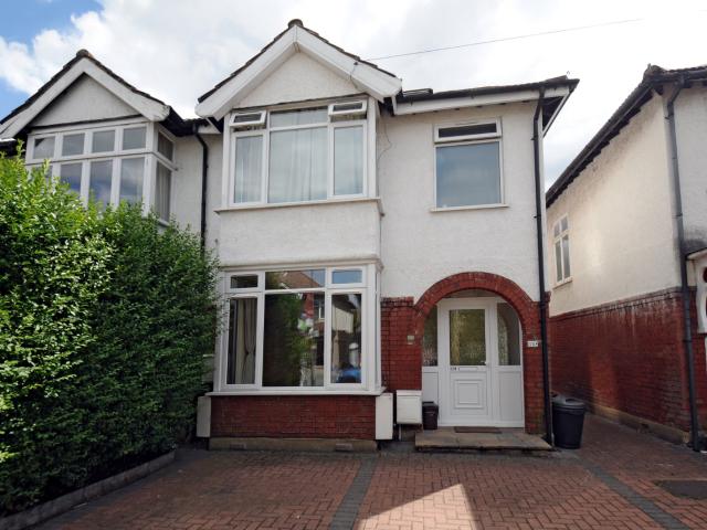 Apartment for rent in London Borough of Merton, Raynes Park