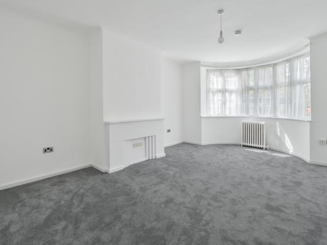 Apartment for rent in London Borough of Merton, Raynes Park