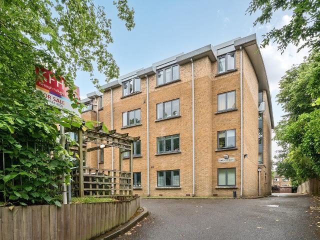 Apartment for rent in London Borough of Merton, Raynes Park
