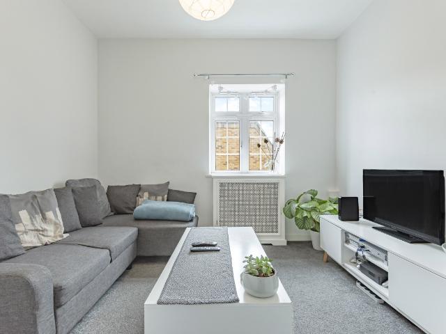 Apartment for rent in London Borough of Merton, Raynes Park