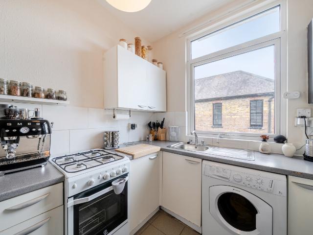 Apartment for rent in Summerstown, Greater London