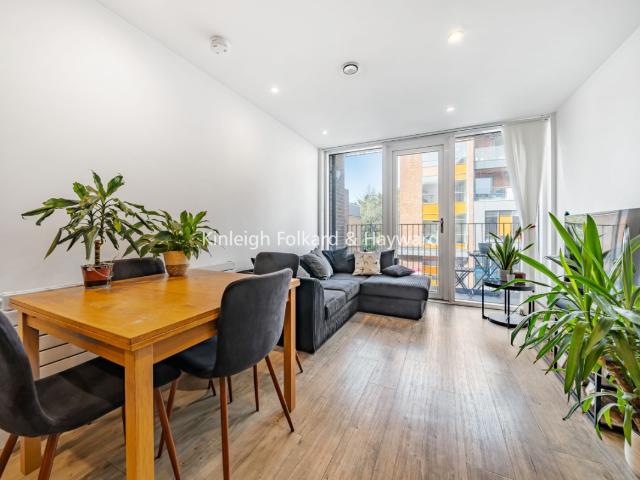 Apartment for rent in Furzedown, Greater London